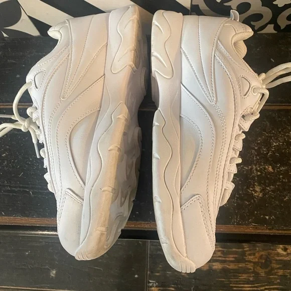 🇺🇸FILA sneakers- unisex but womens sizing! ✨EUC✨used for an outdoor photo … - Picture 3 of 12